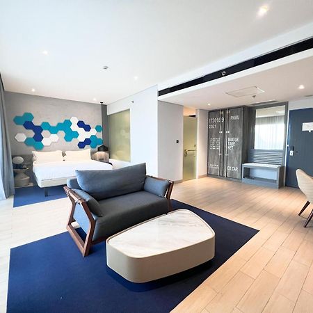 Ibis Styles Batam Nagoya Hotel Exterior photo